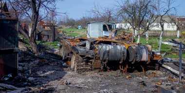 Velyka Dymerka, Kyiv bölgesi, Ukrayna - Nisan 2022: Ukrayna savaşı. Rus ordusu tarafından bombalandıktan sonra evin kalıntıları. Füze saldırısından sonra evi ve tankı yok etti. Sonuçları...