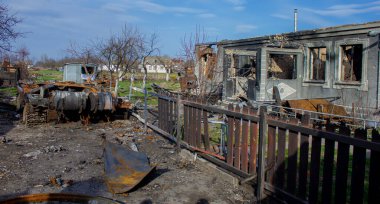 Velyka Dymerka, Kyiv bölgesi, Ukrayna - Nisan 2022: Ukrayna savaşı. Rus ordusu tarafından bombalandıktan sonra evin kalıntıları. Füze saldırısından sonra evi ve tankı yok etti. Sonuçları...