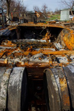 Velyka Dymerka, Kyiv bölgesi, Ukrayna - Nisan 2022: Ukrayna savaşı. Rus ordusu tarafından bombalandıktan sonra evin kalıntıları. Füze saldırısından sonra evi ve tankı yok etti. Sonuçları...