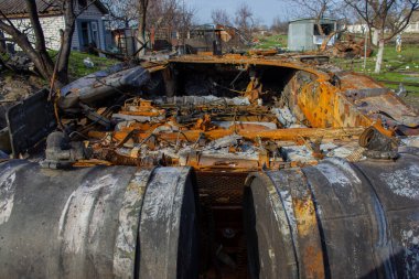 Velyka Dymerka, Kyiv bölgesi, Ukrayna - Nisan 2022: Ukrayna savaşı. Rus ordusu tarafından bombalandıktan sonra evin kalıntıları. Füze saldırısından sonra evi ve tankı yok etti. Sonuçları...