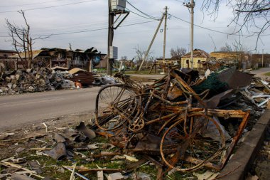 Velyka Dymerka, Kyiv bölgesi, Ukrayna - Nisan 2022: Ukrayna savaşı. Rus ordusu tarafından bombalandıktan sonra evin kalıntıları. Füze saldırısından sonra evi ve tankı yok etti. Sonuçları...