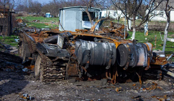 Velyka Dymerka, Kyiv bölgesi, Ukrayna - Nisan 2022: Ukrayna savaşı. Rus ordusu tarafından bombalandıktan sonra evin kalıntıları. Füze saldırısından sonra evi ve tankı yok etti. Sonuçları...