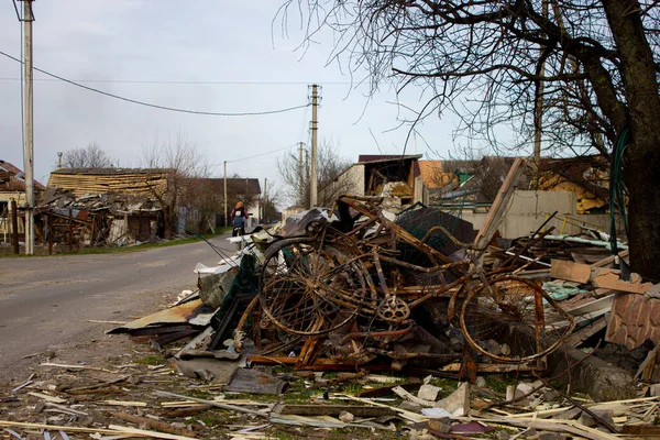 Velyka Dymerka, Kyiv bölgesi, Ukrayna - Nisan 2022: Ukrayna savaşı. Rus ordusu tarafından bombalandıktan sonra evin kalıntıları. Füze saldırısından sonra evi ve tankı yok etti. Sonuçları...