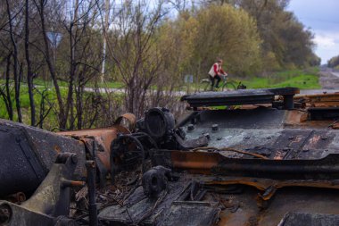 Kolychevka, Ivanovka, Chernihiv bölgesi - Nisan 2022: Ukrayna savaşı. Rus ordusu tarafından bombalandıktan sonra evin kalıntıları. Füze saldırısından sonra evi ve tankı yok etti.. 