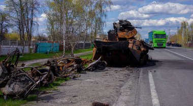 Kolychevka, Ivanovka, Chernihiv bölgesi - Nisan 2022: Ukrayna savaşı. Rus ordusu tarafından bombalandıktan sonra evin kalıntıları. Füze saldırısından sonra evi ve tankı yok etti.. 