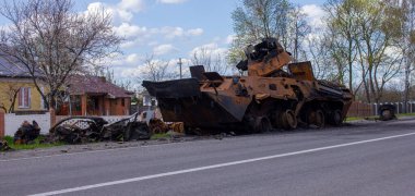 Kolychevka, Ivanovka, Chernihiv bölgesi - Nisan 2022: Ukrayna savaşı. Rus ordusu tarafından bombalandıktan sonra evin kalıntıları. Füze saldırısından sonra evi ve tankı yok etti.. 