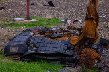 Kolychevka, Ivanovka, Chernihiv bölgesi - Nisan 2022: Ukrayna savaşı. Rus ordusu tarafından bombalandıktan sonra evin kalıntıları. Füze saldırısından sonra evi ve tankı yok etti.. 