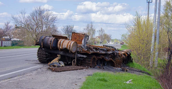 Kolychevka, Ivanovka, Chernihiv bölgesi - Nisan 2022: Ukrayna savaşı. Rus ordusu tarafından bombalandıktan sonra evin kalıntıları. Füze saldırısından sonra evi ve tankı yok etti.. 