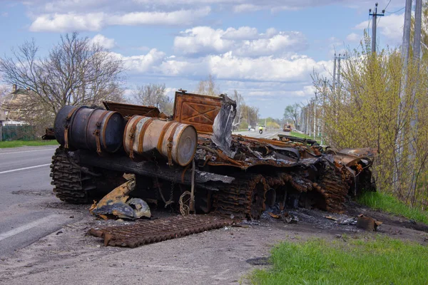 Kolychevka, Ivanovka, Chernihiv bölgesi - Nisan 2022: Ukrayna savaşı. Rus ordusu tarafından bombalandıktan sonra evin kalıntıları. Füze saldırısından sonra evi ve tankı yok etti.. 