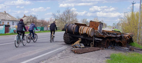 Kolychevka, Ivanovka, Chernihiv bölgesi - Nisan 2022: Ukrayna savaşı. Rus ordusu tarafından bombalandıktan sonra evin kalıntıları. Füze saldırısından sonra evi ve tankı yok etti.. 