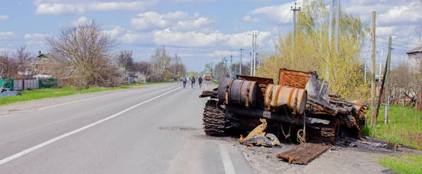 Kolychevka, Ivanovka, Chernihiv bölgesi - Nisan 2022: Ukrayna savaşı. Rus ordusu tarafından bombalandıktan sonra evin kalıntıları. Füze saldırısından sonra evi ve tankı yok etti.. 