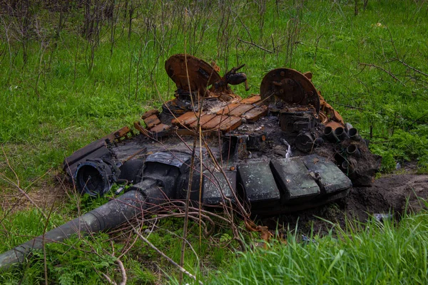 Kolychevka, Ivanovka, Chernihiv bölgesi - Nisan 2022: Ukrayna savaşı. Rus ordusu tarafından bombalandıktan sonra evin kalıntıları. Füze saldırısından sonra evi ve tankı yok etti.. 
