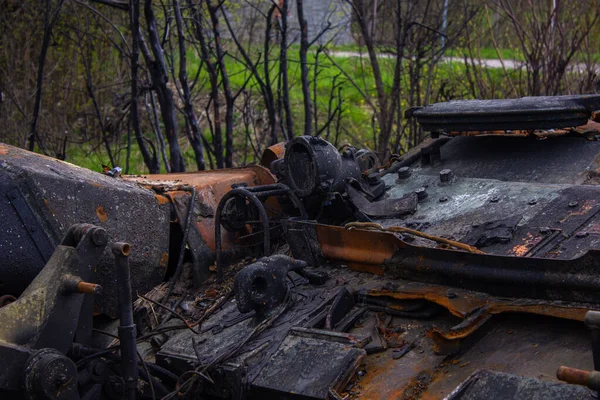 Kolychevka, Ivanovka, Chernihiv bölgesi - Nisan 2022: Ukrayna savaşı. Rus ordusu tarafından bombalandıktan sonra evin kalıntıları. Füze saldırısından sonra evi ve tankı yok etti.. 