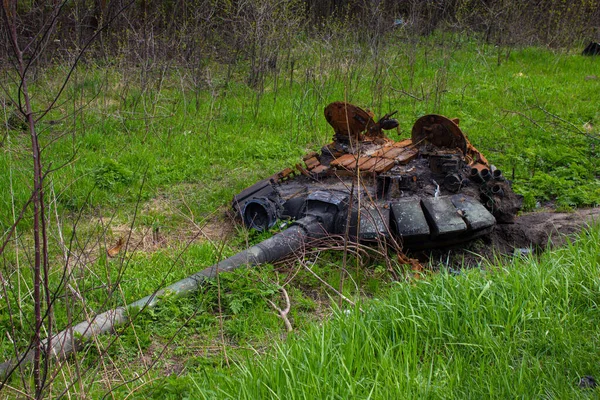 Kolychevka, Ivanovka, Chernihiv bölgesi - Nisan 2022: Ukrayna savaşı. Rus ordusu tarafından bombalandıktan sonra evin kalıntıları. Füze saldırısından sonra evi ve tankı yok etti.. 