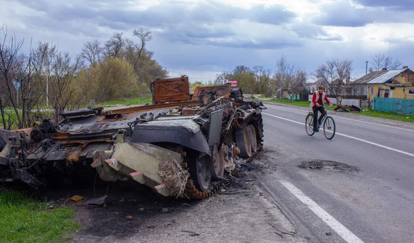 Kolychevka, Ivanovka, Chernihiv bölgesi - Nisan 2022: Ukrayna savaşı. Rus ordusu tarafından bombalandıktan sonra evin kalıntıları. Füze saldırısından sonra evi ve tankı yok etti.. 