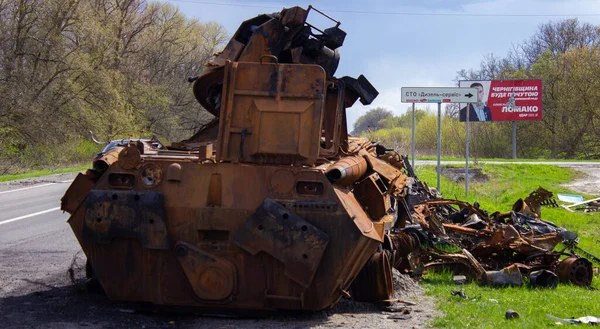 Kolychevka, Ivanovka, Chernihiv bölgesi - Nisan 2022: Ukrayna savaşı. Rus ordusu tarafından bombalandıktan sonra evin kalıntıları. Füze saldırısından sonra evi ve tankı yok etti.. 