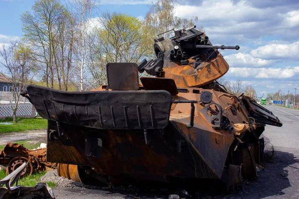 Kolychevka, Ivanovka, Chernihiv bölgesi - Nisan 2022: Ukrayna savaşı. Rus ordusu tarafından bombalandıktan sonra evin kalıntıları. Füze saldırısından sonra evi ve tankı yok etti.. 