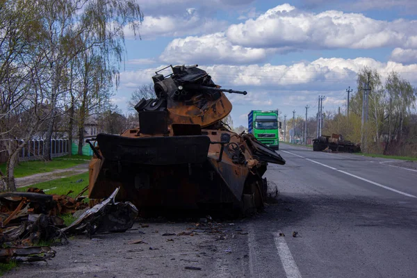 Kolychevka, Ivanovka, Chernihiv bölgesi - Nisan 2022: Ukrayna savaşı. Rus ordusu tarafından bombalandıktan sonra evin kalıntıları. Füze saldırısından sonra evi ve tankı yok etti.. 