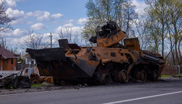 Kolychevka, Ivanovka, Chernihiv bölgesi - Nisan 2022: Ukrayna savaşı. Rus ordusu tarafından bombalandıktan sonra evin kalıntıları. Füze saldırısından sonra evi ve tankı yok etti.. 