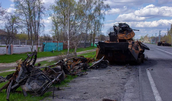 Kolychevka, Ivanovka, Chernihiv bölgesi - Nisan 2022: Ukrayna savaşı. Rus ordusu tarafından bombalandıktan sonra evin kalıntıları. Füze saldırısından sonra evi ve tankı yok etti.. 