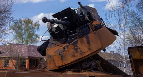 Kolychevka, Ivanovka, Chernihiv bölgesi - Nisan 2022: Ukrayna savaşı. Rus ordusu tarafından bombalandıktan sonra evin kalıntıları. Füze saldırısından sonra evi ve tankı yok etti.. 