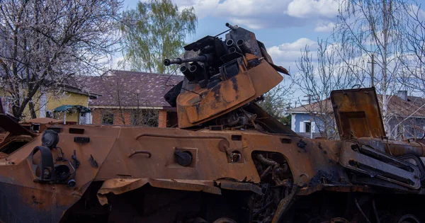 Kolychevka, Ivanovka, Chernihiv bölgesi - Nisan 2022: Ukrayna savaşı. Rus ordusu tarafından bombalandıktan sonra evin kalıntıları. Füze saldırısından sonra evi ve tankı yok etti.. 