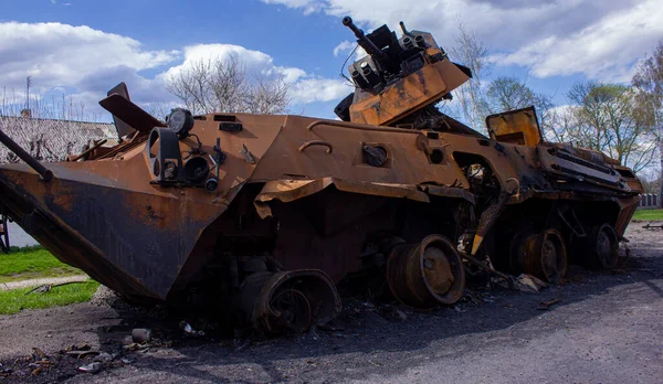 Kolychevka, Ivanovka, Chernihiv bölgesi - Nisan 2022: Ukrayna savaşı. Rus ordusu tarafından bombalandıktan sonra evin kalıntıları. Füze saldırısından sonra evi ve tankı yok etti.. 