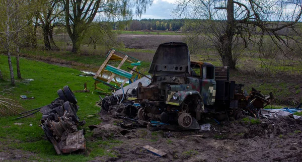 Kolychevka, Ivanovka, Chernihiv bölgesi - Nisan 2022: Ukrayna savaşı. Rus ordusu tarafından bombalandıktan sonra evin kalıntıları. Füze saldırısından sonra evi ve tankı yok etti.. 