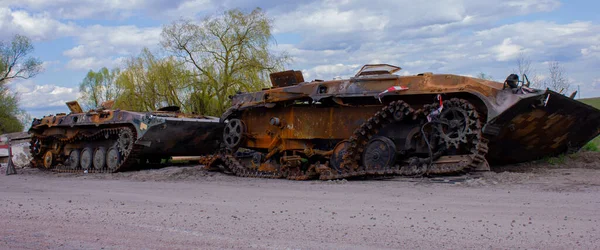 Kolychevka, Ivanovka, Chernihiv bölgesi - Nisan 2022: Ukrayna savaşı. Rus ordusu tarafından bombalandıktan sonra evin kalıntıları. Füze saldırısından sonra evi ve tankı yok etti.. 