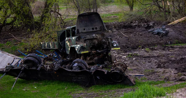 Kolychevka, Ivanovka, Chernihiv bölgesi - Nisan 2022: Ukrayna savaşı. Rus ordusu tarafından bombalandıktan sonra evin kalıntıları. Füze saldırısından sonra evi ve tankı yok etti.. 
