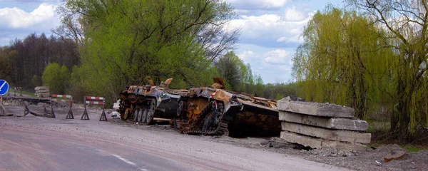 Kolychevka, Ivanovka, Chernihiv bölgesi - Nisan 2022: Ukrayna savaşı. Rus ordusu tarafından bombalandıktan sonra evin kalıntıları. Füze saldırısından sonra evi ve tankı yok etti.. 