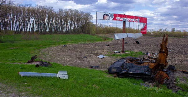 Kolychevka, Ivanovka, Chernihiv bölgesi - Nisan 2022: Ukrayna savaşı. Rus ordusu tarafından bombalandıktan sonra evin kalıntıları. Füze saldırısından sonra evi ve tankı yok etti.. 