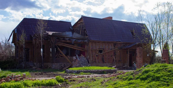 Kolychevka, Ivanovka, Chernihiv bölgesi - Nisan 2022: Ukrayna savaşı. Rus ordusu tarafından bombalandıktan sonra yıkılan bir ev. Füze saldırısından sonra yıkılan ev
