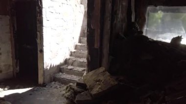Irpin, Kyiv bölgesi, Ukrayna - Haziran 2022: Rus ordusunun roket bombardıman uçaklarından yanmış ev. Rusya 'nın Ukrayna' ya karşı savaşı. Rus ordusundaki sivillerin evleri yıkıldı..