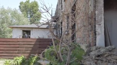 Irpin, Kyiv bölgesi, Ukrayna - Haziran 2022: Rus ordusunun roket bombardıman uçaklarından yanmış ev. Rusya 'nın Ukrayna' ya karşı savaşı. Rus ordusundaki sivillerin evleri yıkıldı..