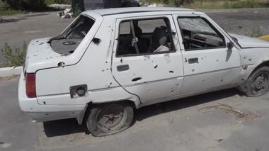 Irpin, Kyiv bölgesi, Ukrayna - Haziran 2022: Rus ordusunun roket bombardıman uçaklarından yanmış ev. Rusya 'nın Ukrayna' ya karşı savaşı. Rus ordusundaki sivillerin evleri yıkıldı..