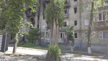 Irpin, Kyiv bölgesi, Ukrayna - Haziran 2022: Rus ordusunun roket bombardıman uçaklarından yanmış ev. Rusya 'nın Ukrayna' ya karşı savaşı. Rus ordusundaki sivillerin evleri yıkıldı..