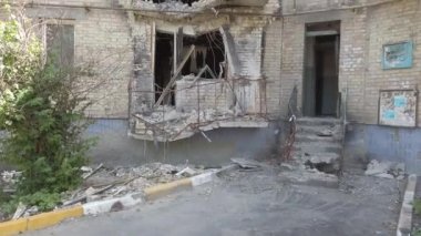 Irpin, Kyiv bölgesi, Ukrayna - Haziran 2022: Rus ordusunun roket bombardıman uçaklarından yanmış ev. Rusya 'nın Ukrayna' ya karşı savaşı. Rus ordusundaki sivillerin evleri yıkıldı..