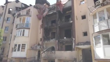 Irpin, Kyiv bölgesi, Ukrayna - Haziran 2022: Rus ordusunun roket bombardıman uçaklarından yanmış ev. Rusya 'nın Ukrayna' ya karşı savaşı. Rus ordusundaki sivillerin evleri yıkıldı..