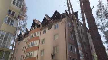 Irpin, Kyiv bölgesi, Ukrayna - Haziran 2022: Rus ordusunun roket bombardıman uçaklarından yanmış ev. Rusya 'nın Ukrayna' ya karşı savaşı. Rus ordusundaki sivillerin evleri yıkıldı..