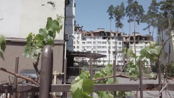 ウクライナのキエフ地方 イルピン 2022年6月 ロシア軍のロケット爆撃機から家を焼きます ロシアとウクライナの戦争 ロシア軍の市民の家を破壊した — ストック動画