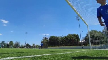 Kyiv, Ukrayna - Temmuz 2022: Çocuk futbol şampiyonası. Çocuk futbol bölümü. Çocuklar futbol oynuyor. Çocuk futbol takımı eğitimi..