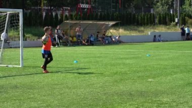 Kyiv, Ukrayna - Temmuz 2022: Çocuk futbol şampiyonası. Çocuk futbol bölümü. Çocuklar futbol oynuyor. Çocuk futbol takımı eğitimi..