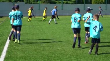 Kyiv, Ukrayna - Temmuz 2022: Çocuk futbol şampiyonası. Çocuk futbol bölümü. Çocuklar futbol oynuyor. Çocuk futbol takımı eğitimi..
