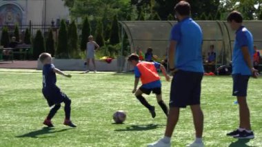 Kyiv, Ukrayna - Temmuz 2022: Çocuk futbol şampiyonası. Çocuk futbol bölümü. Çocuklar futbol oynuyor. Çocuk futbol takımı eğitimi..