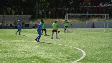 Kyiv, Ukrayna - Temmuz 2022: Çocuk futbol şampiyonası. Çocuk futbol bölümü. Çocuklar futbol oynuyor. Çocuk futbol takımı eğitimi..
