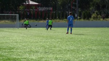 Kyiv, Ukrayna - Temmuz 2022: Çocuk futbol şampiyonası. Çocuk futbol bölümü. Çocuklar futbol oynuyor. Çocuk futbol takımı eğitimi..
