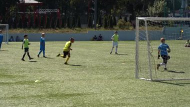 Kyiv, Ukrayna - Temmuz 2022: Çocuk futbol şampiyonası. Çocuk futbol bölümü. Çocuklar futbol oynuyor. Çocuk futbol takımı eğitimi..