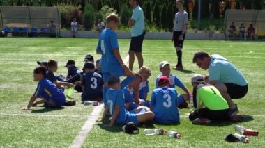 Kyiv, Ukrayna - Temmuz 2022: Çocuk futbol şampiyonası. Çocuk futbol bölümü. Çocuklar futbol oynuyor. Çocuk futbol takımı eğitimi..