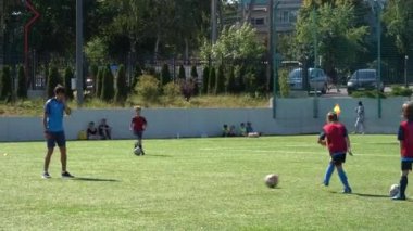 Kyiv, Ukrayna - Temmuz 2022: Çocuk futbol şampiyonası. Çocuk futbol bölümü. Çocuklar futbol oynuyor. Çocuk futbol takımı eğitimi..